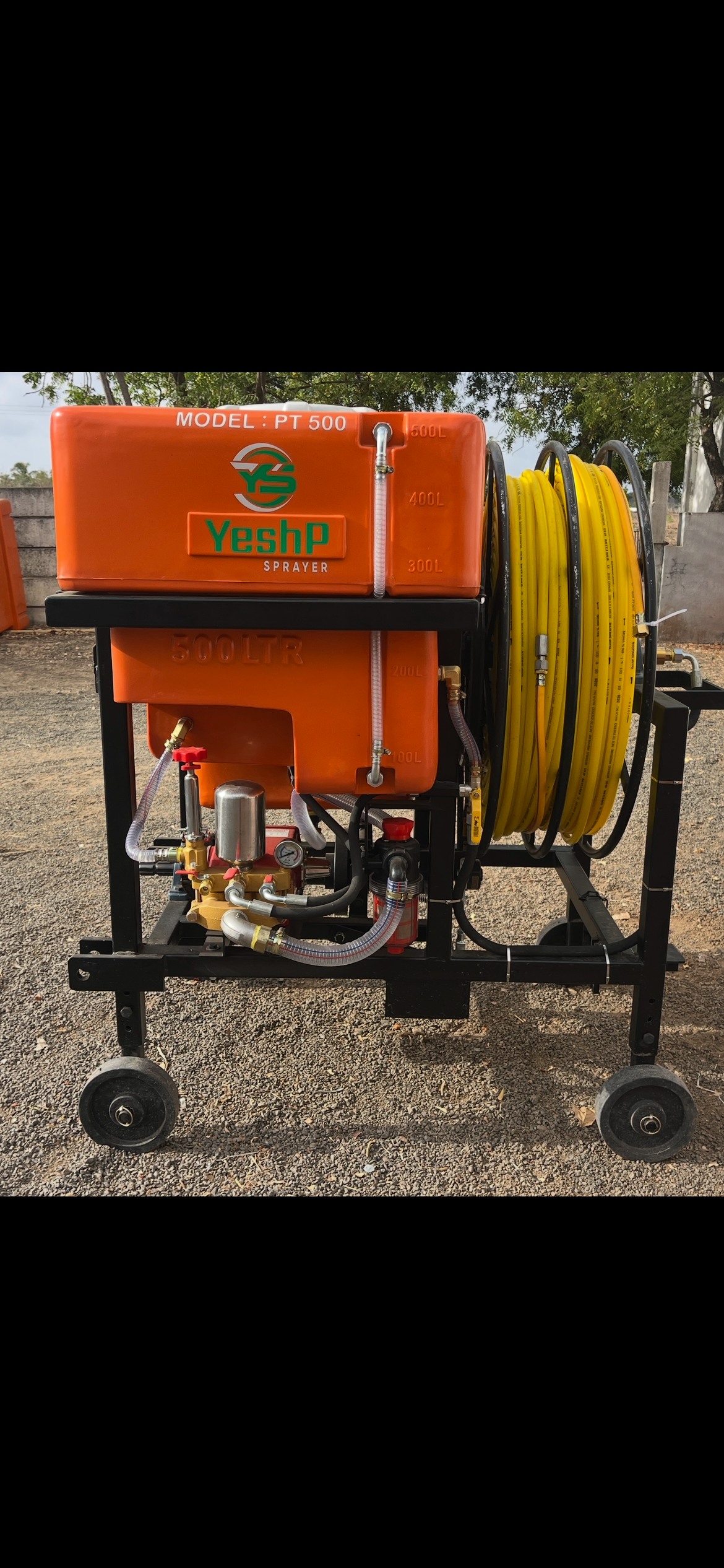 Front view of the YeshP Sprayer PT500 with 500 litre tank